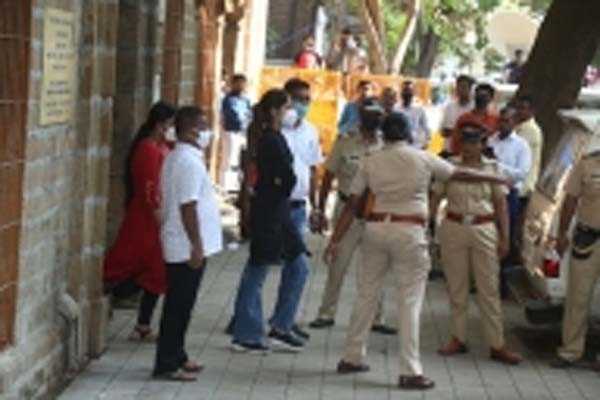 जमानत खारिज होने के बाद हाईकोर्ट जाएंगे रिया, शोविक चक्रवर्ती